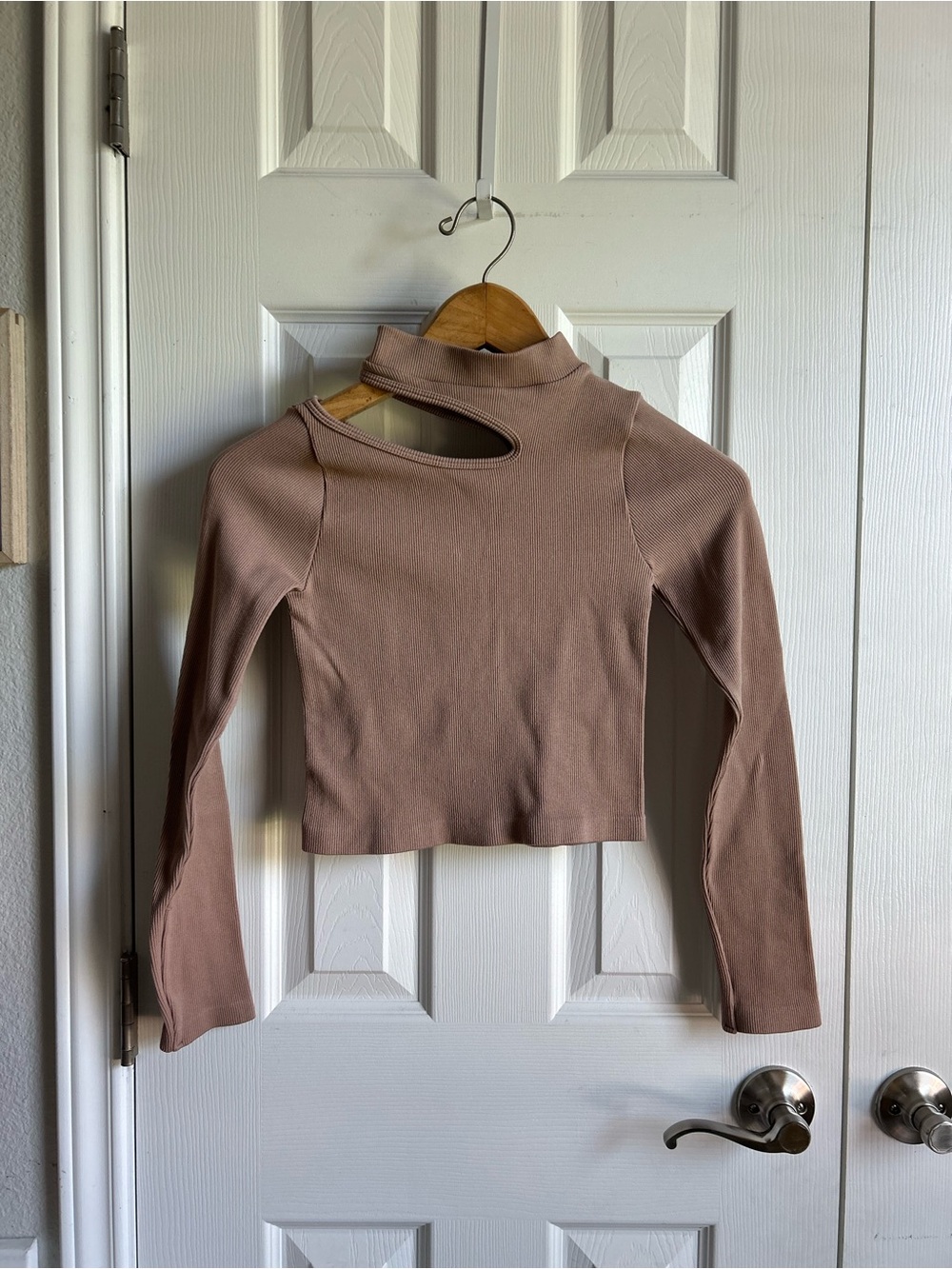 Dynamic tan cut out mock neck long sleeve ribbed athletic crop top